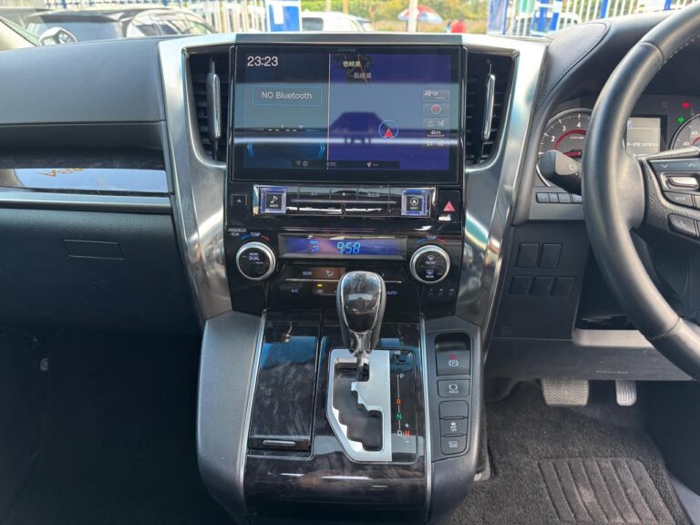 2018 Toyota Alphard — photo 8