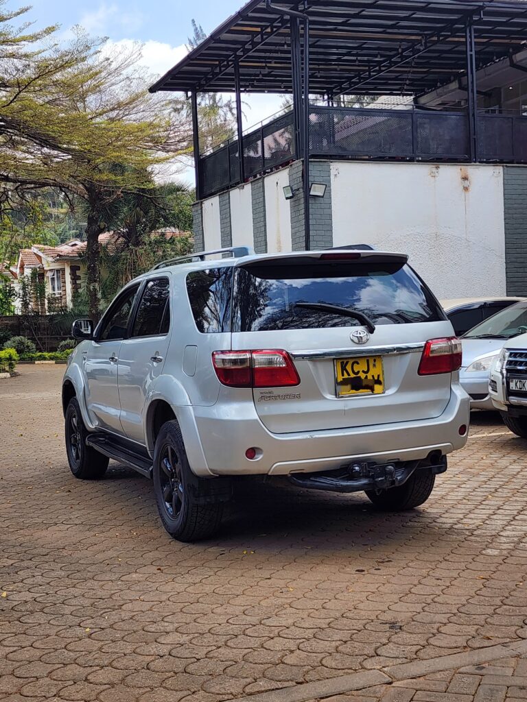 2009 Toyota Fortuner 3.0 D-4D — photo 4