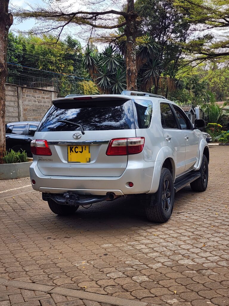 2009 Toyota Fortuner 3.0 D-4D — photo 2