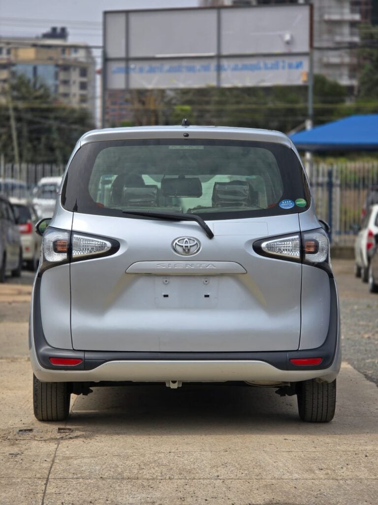 2018 Toyota Sienta — photo 9