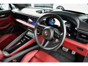 2025 Porsche Macan 4S — photo 3