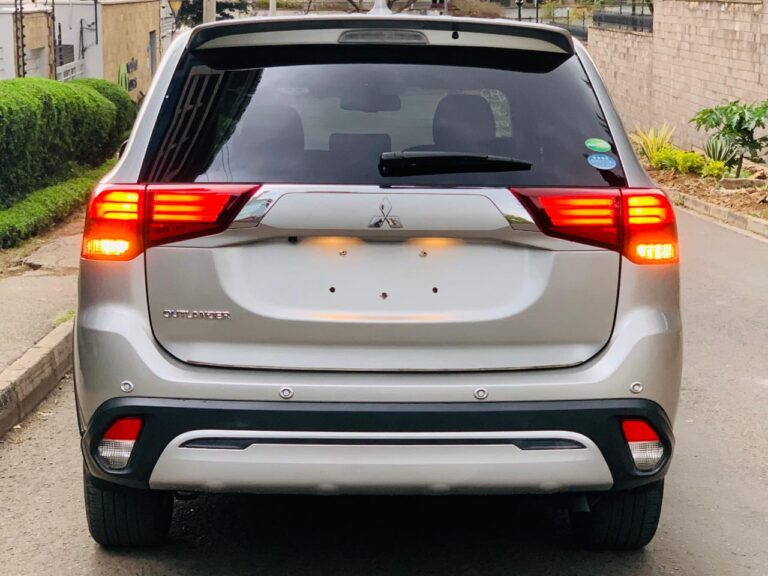 2018 Mitsubishi Outlander — photo 2
