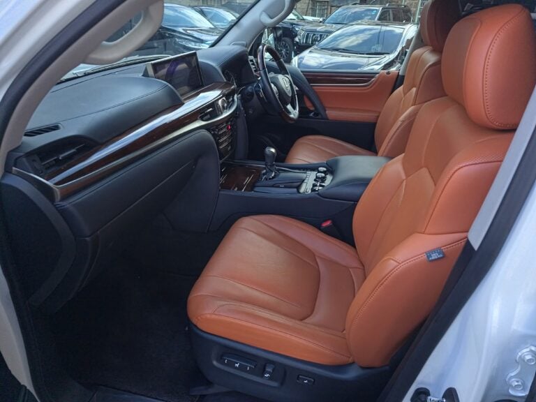 2018 Lexus LX570 — photo 9
