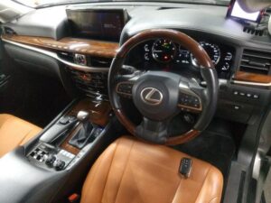 2021 Lexus LX570 5.7L — photo 2
