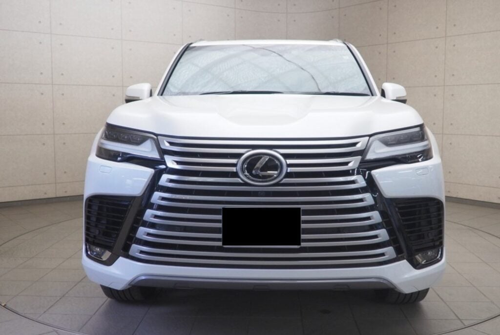 2023 Lexus LX600 3.5L — photo 2 of 10