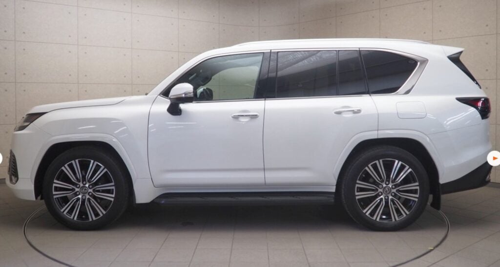 2023 Lexus LX600 3.5L — photo 3 of 10
