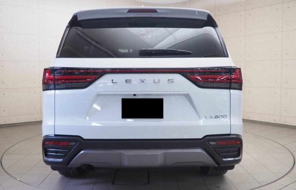 2023 Lexus LX600 3.5L — photo 4 of 10