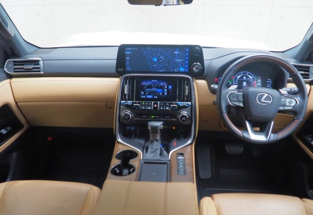 2023 Lexus LX600 3.5L — photo 5 of 10