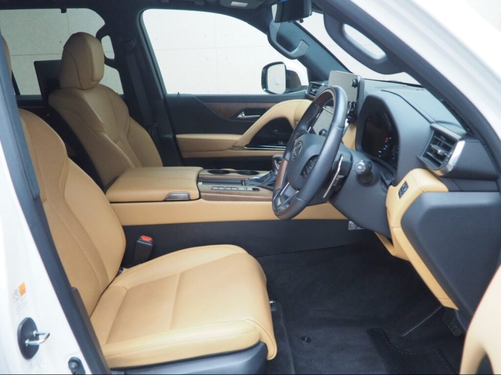 2023 Lexus LX600 3.5L — photo 6 of 10