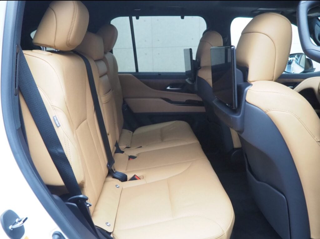 2023 Lexus LX600 3.5L — photo 7 of 10