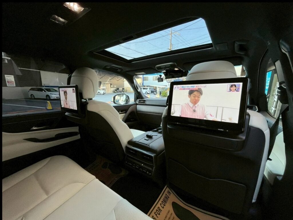 2023 Lexus LX600 3.5L — photo 4 of 9