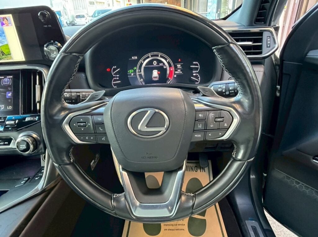 2023 Lexus LX600 3.5L — photo 3 of 9