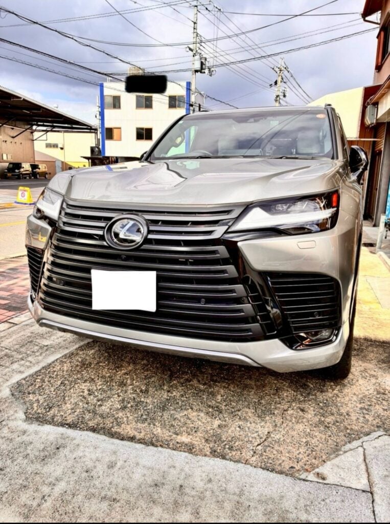 2023 Lexus LX600 3.5L — photo 2 of 9
