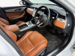 2021 Jaguar XF R-Dynamic SE P300 2.0 — photo 4