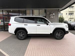2023 Toyota Land Cruiser 300 Series GR Sport 3.3L — photo 4