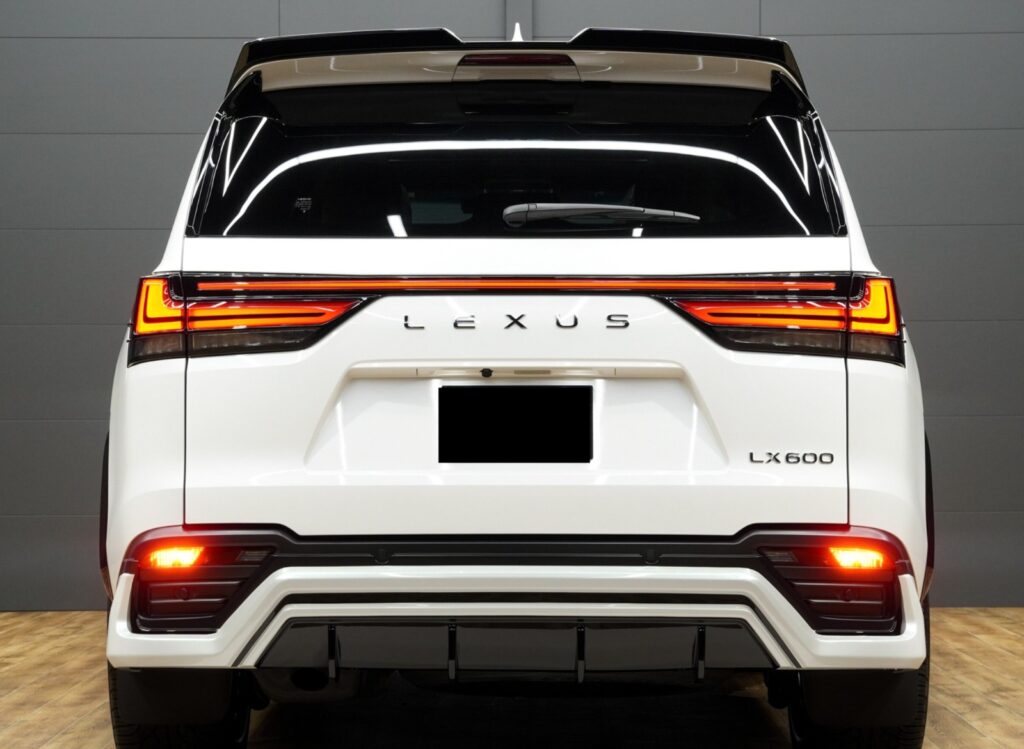 2023 Lexus LX600 3.5L — photo 2 of 7