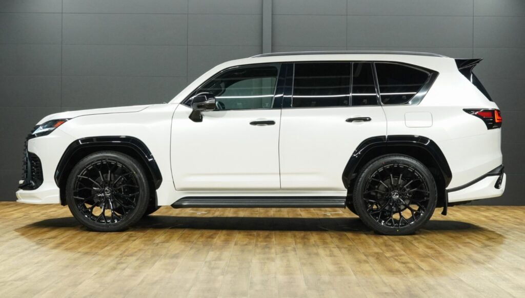 2023 Lexus LX600 3.5L — photo 6 of 7