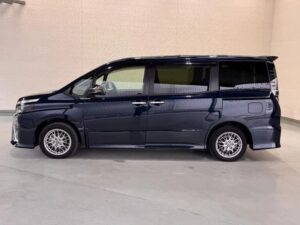 2020 Toyota Voxy Hybrid ZS 1.8 — photo 4