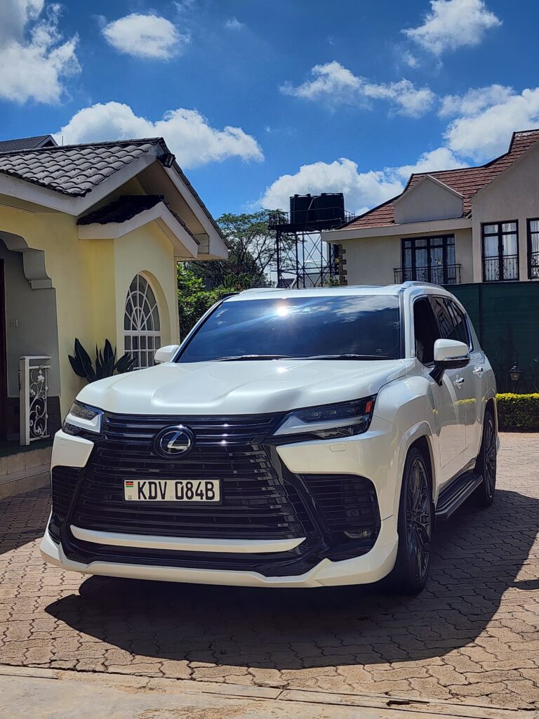 2023 Lexus LX600 3.5L — photo 14 of 37