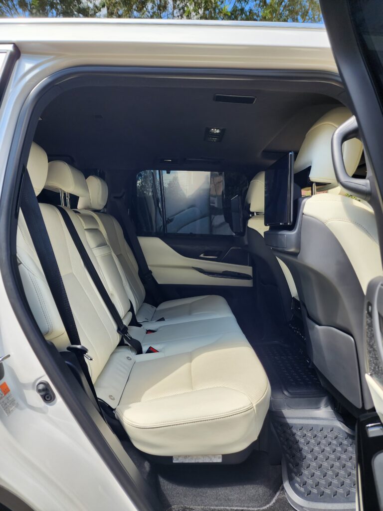2023 Lexus LX600 3.5L — photo 17 of 37