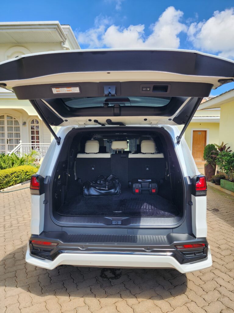 2023 Lexus LX600 3.5L — photo 18 of 37