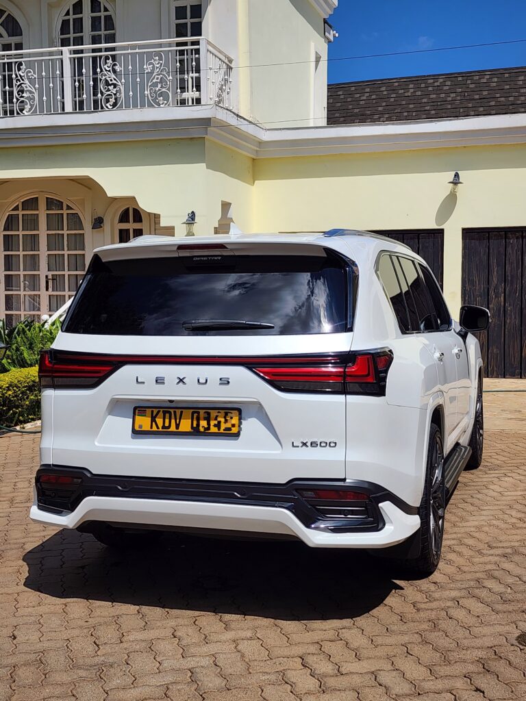 2023 Lexus LX600 3.5L — photo 19 of 37