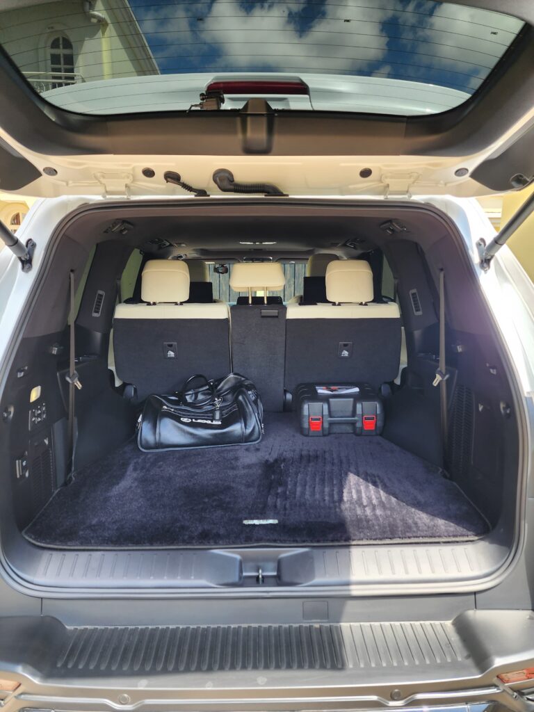 2023 Lexus LX600 3.5L — photo 21 of 37