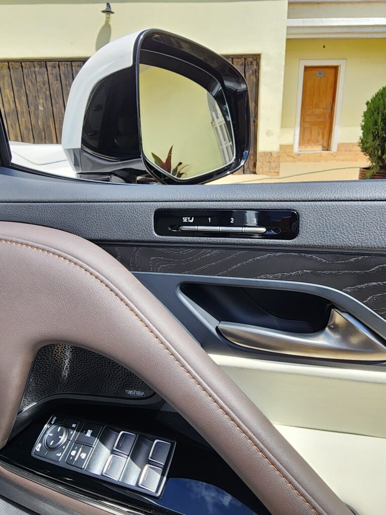 2023 Lexus LX600 3.5L — photo 23 of 37