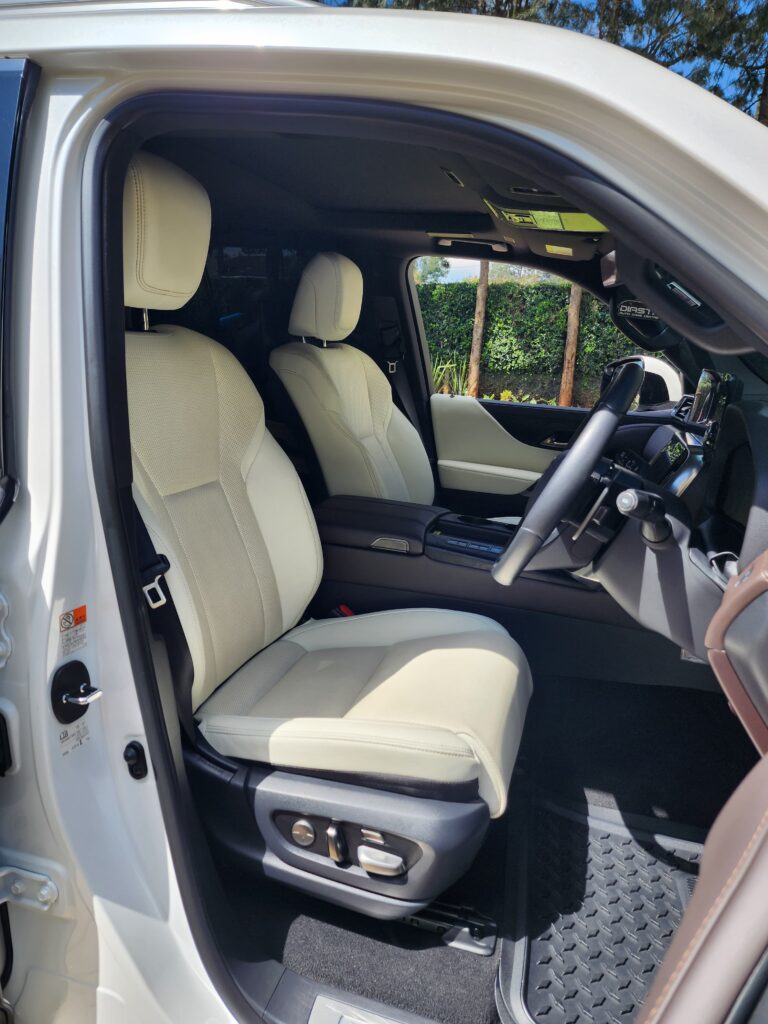2023 Lexus LX600 3.5L — photo 25 of 37