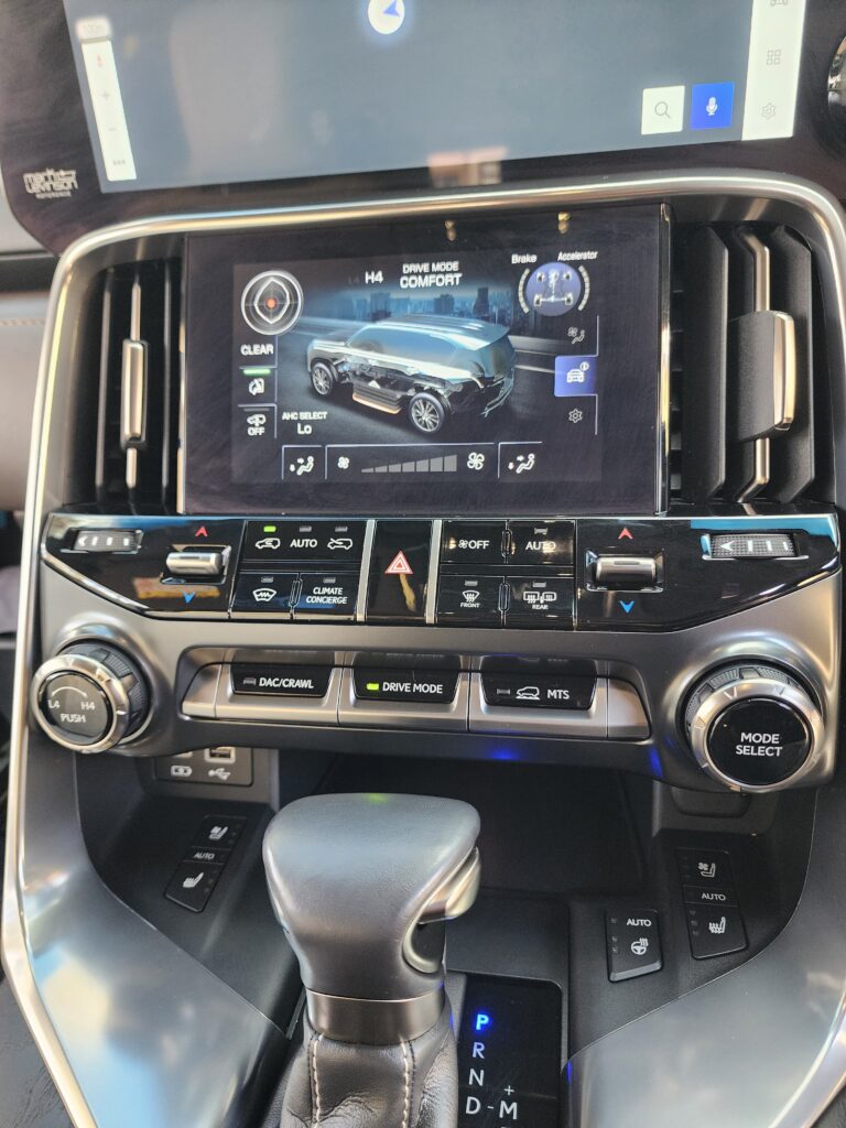 2023 Lexus LX600 3.5L — photo 33 of 37