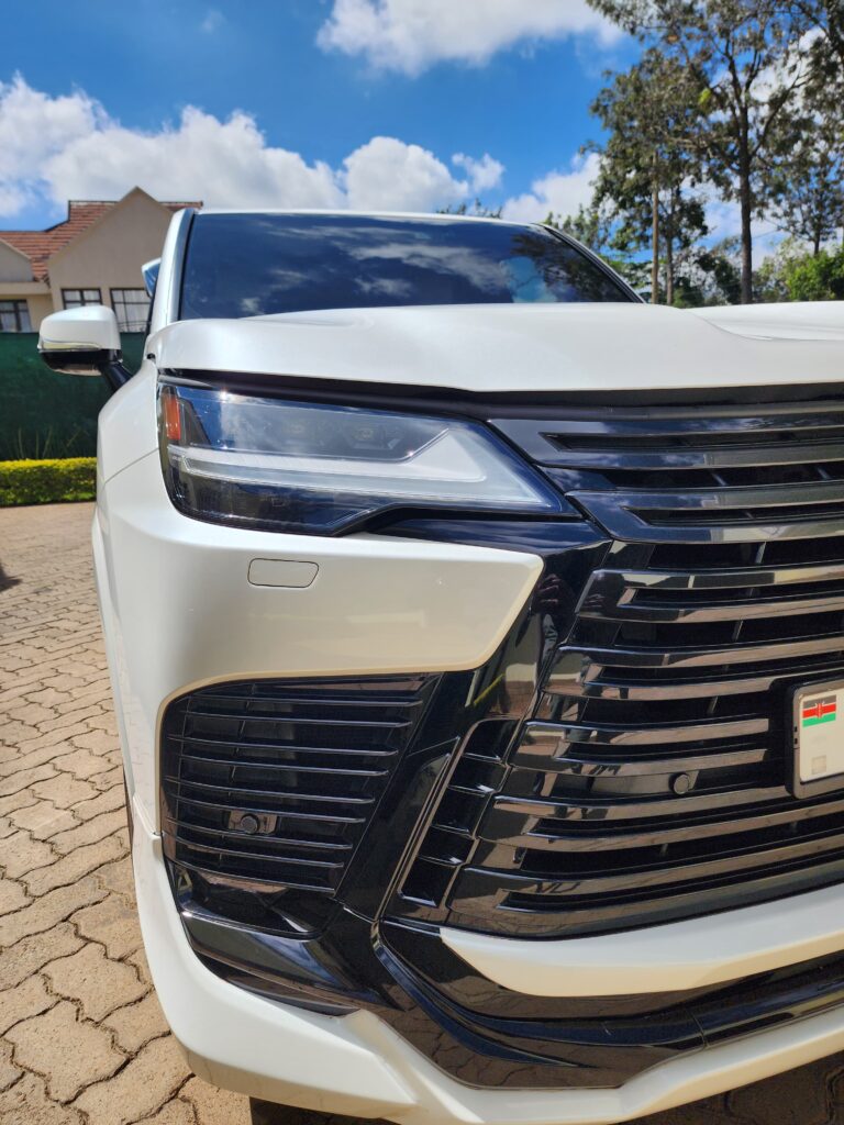 2023 Lexus LX600 3.5L — photo 12 of 37
