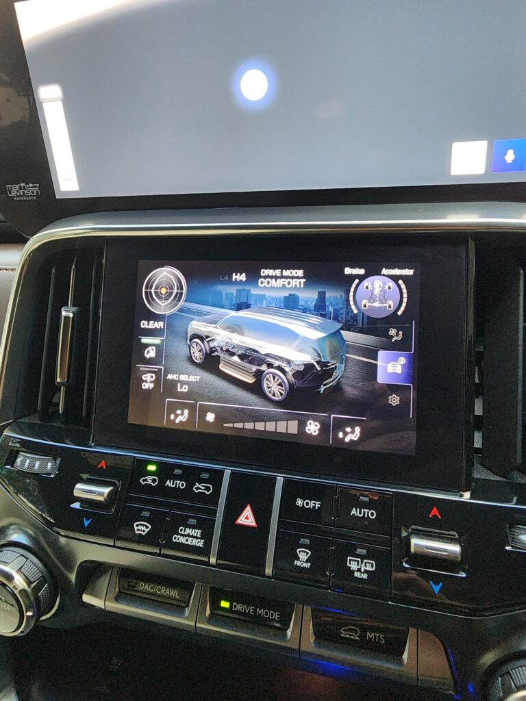 2023 Lexus LX600 3.5L — photo 9 of 37