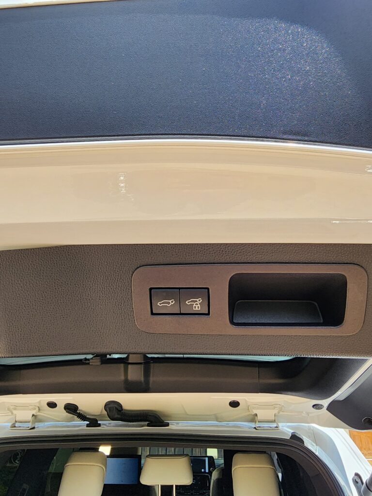 2023 Lexus LX600 3.5L — photo 6 of 37