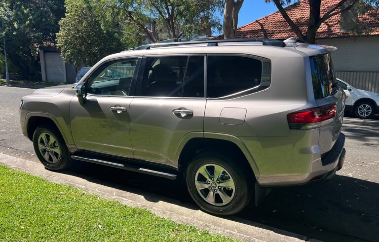 2025 Toyota Land Cruiser 300 Series Sahara 3.3L — photo 4