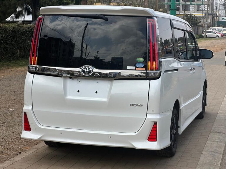 2019 Toyota Noah WXB 2.0 — photo 4