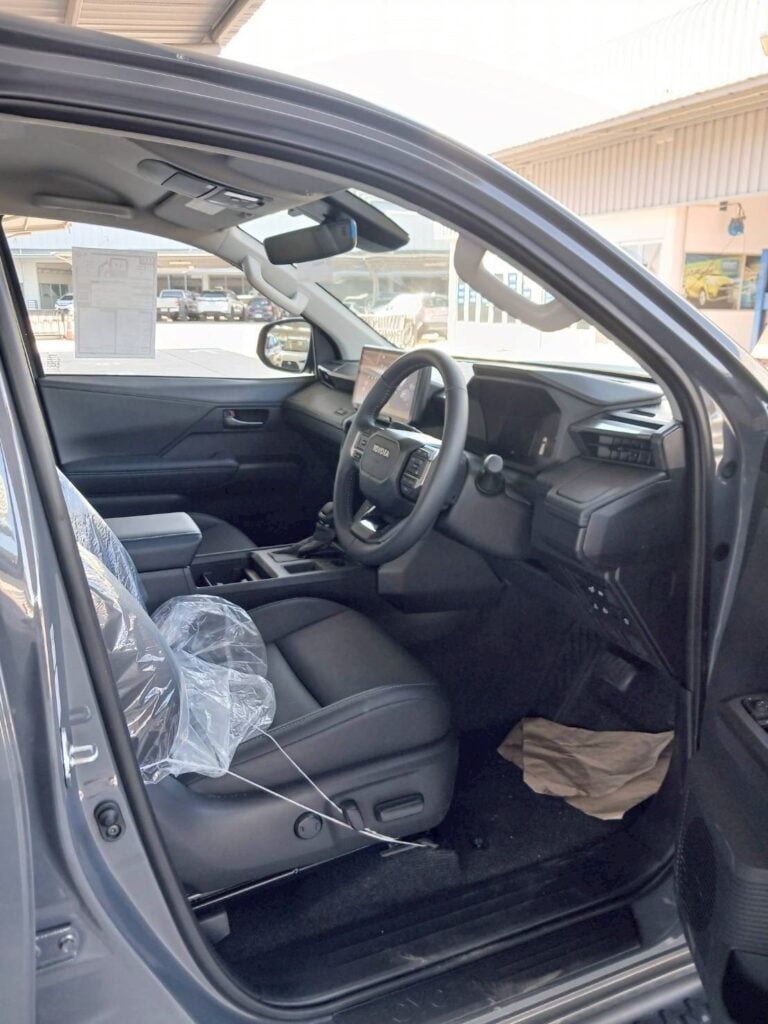 2026 Toyota Hilux Travo Overland Plus 2.8L Diesel 4X4 — photo 3