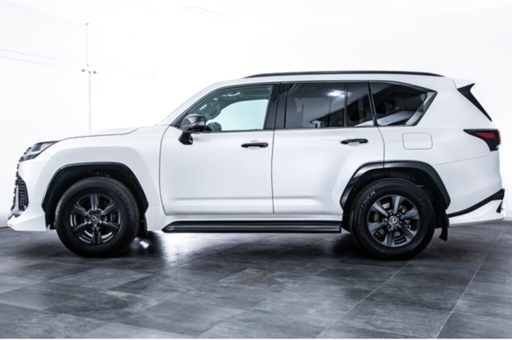 2024 Lexus LX600 3.5L — photo 2 of 5