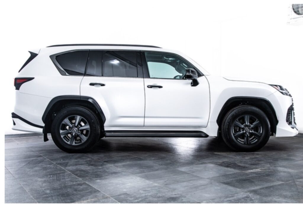 2024 Lexus LX600 3.5L — photo 3 of 5