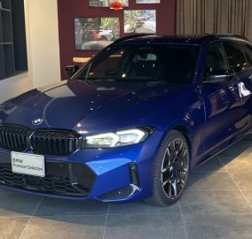 2025 BMW 3 Series Touring City Traffic Grid: ~12.2 km/l (8.2 L/100km). Highway Long Cruise: ~18.5 km/l (5.4 L/100km). Total Fuel Tank Capacity: 59 Litres.
