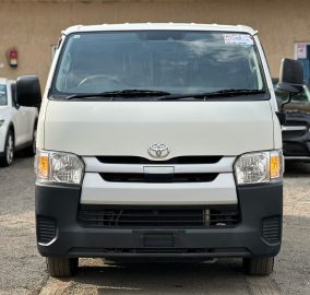 TOYOTA HIACE DIESEL AUTO