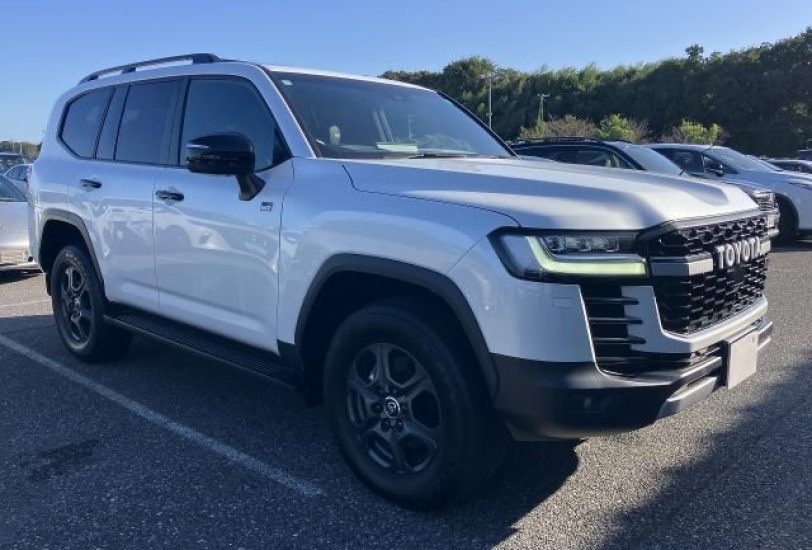 2024 TOYOTA LANDCRUISER LC300 GR SPORT. 3300cc Twin-Turbo Diesel