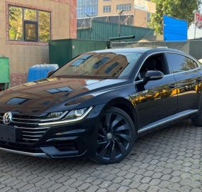 2019 Black Volkswagen Arteon